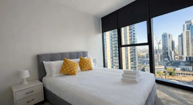 Skyline Stays | Luxury 2B2B High-Rise Suite