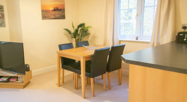 Bright 2 Bedroom Flat With Parking in Oxford