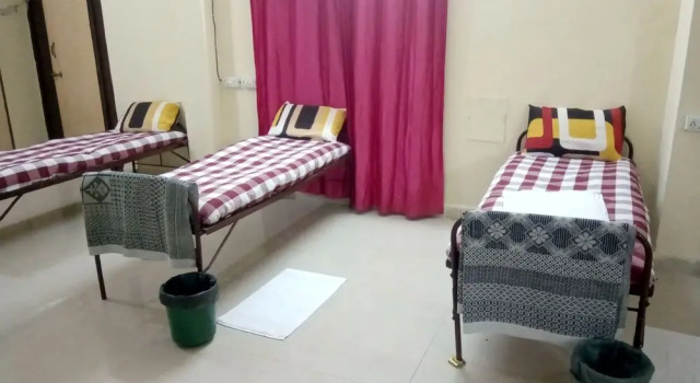 Кровать в общем номере 6 CR Hotel Natraj RAILWAY STATION