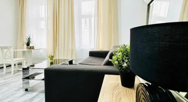Beautiful Studio Apt Near Rathausplatz, Prenota Appartamento Vienna Austria, vicino a Alserstraße Metro Stop