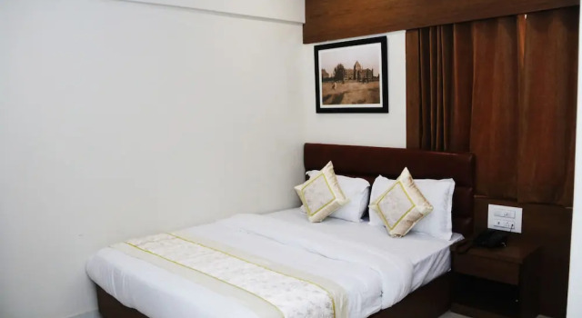 Deluxe Inn, Забронировать Отель Отели штата Махараштры с завтраком, Завтраки