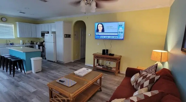 Brand New Inside 1/2 Block to Beach Fun Pool 2 Bedroom Home by Redawning, Buchen Sie Hotel Padre Island USA