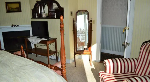 Люкс с балконом Heathwood Inn