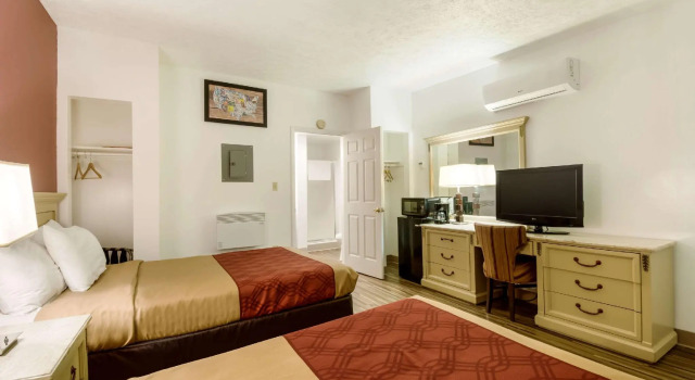 Четырёхместный номер Standard Econo Lodge Inn & Suites Lake Harmony - Pocono Mountains Area