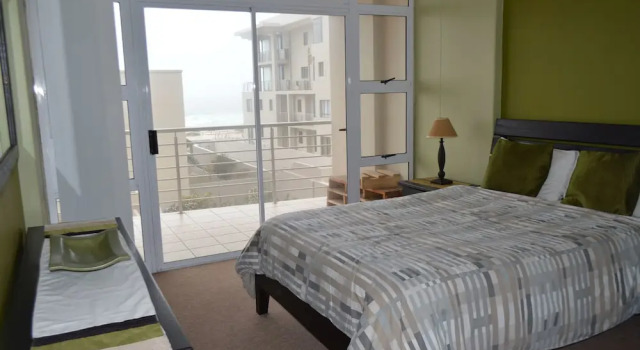 Апартаменты Comfort с 2 комнатами с балконом и рядом с пляжем The Waves, Living By the Beach