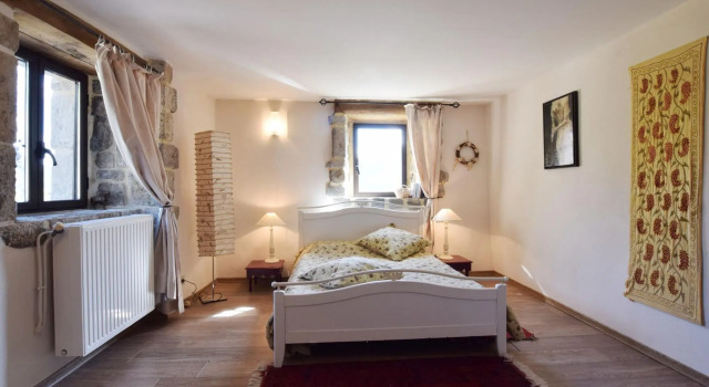 Stunning, Detached Holiday Home With Heatable Pool, Rezerwuj Hotel Hotele w Burzet z basenem, Basen