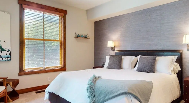 Snowcreek VI The Lodges 1127 3 Suites, Spacious with Mountain Views, Private Garage and Washer Dryer by RedAwning