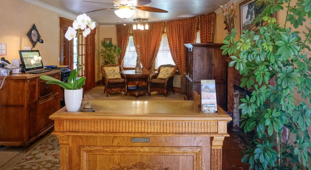 Harbor House Inn