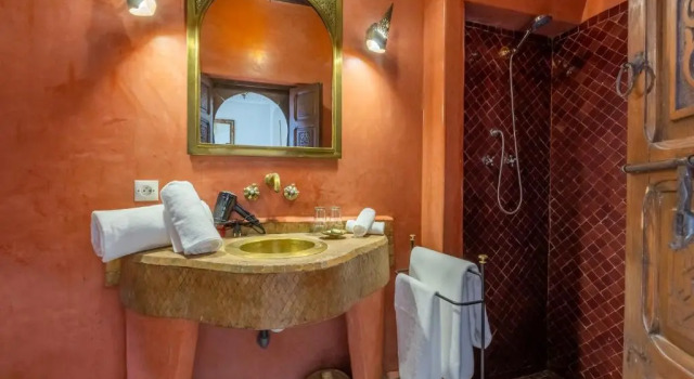 Camera Deluxe Riad Amin