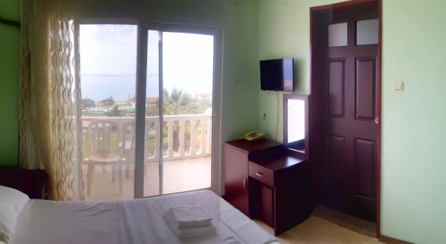 Deniz Otel, Rezerwuj Hotel Hotele w Karaburun z parkingiem, Parking