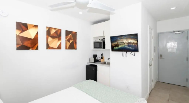 Двухместная студия Baybreeze Apartments by Lowkl