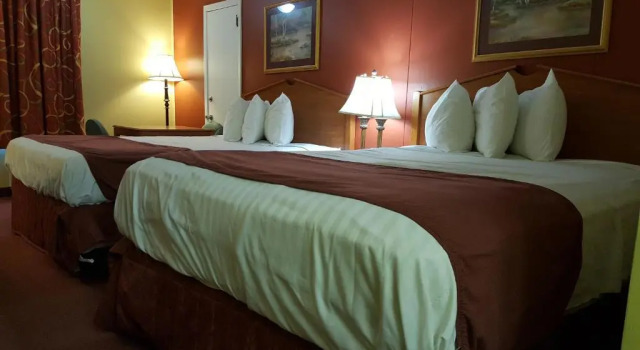 Четырёхместный номер Standard Plaza Inn Springfield
