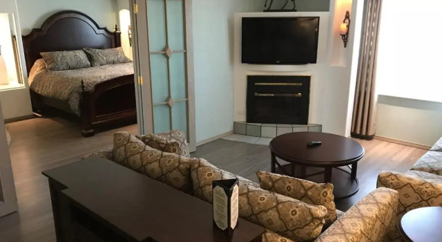 Люкс Chateau Louis Hotel & Conference Centre