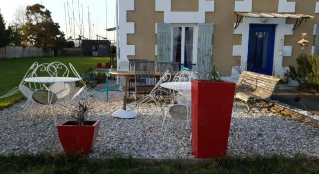 Grande maison charentaise avec vue sur le chenal superbes couchés de soleil sur l estuaire de la gironde!, Rezerwuj Hotel Hotele w Charente-Maritime z parkingiem, Parking