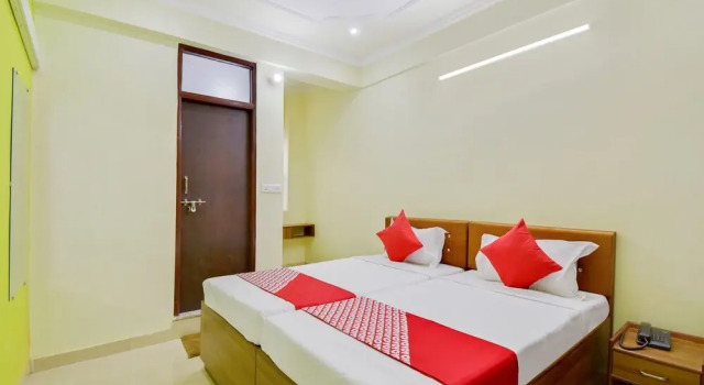 OYO Flagship 80569 Hotel Rishabh Inn, Забронировать Отель Джайпур Jaipur Region, рядом с Rajasthan University of Health Sciences