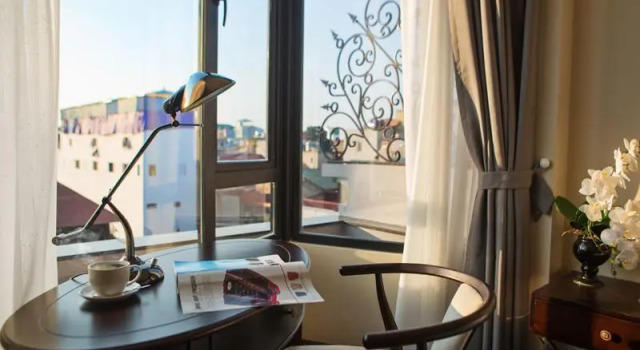 Кровать в общем номере Hanoi La Storia Hotel