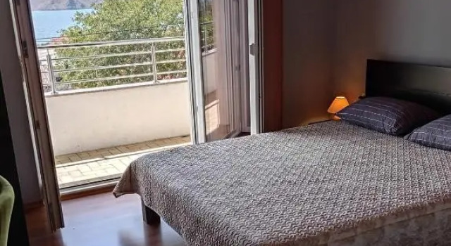 Holiday Home Mare - Monti, Rezervasyon Otel Karlobag 