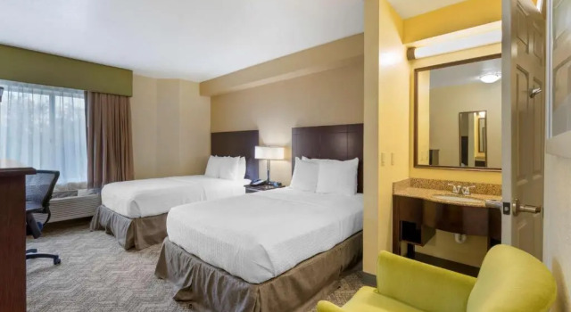 Четырёхместный номер Executive Spark by Hilton Orlando near SeaWorld