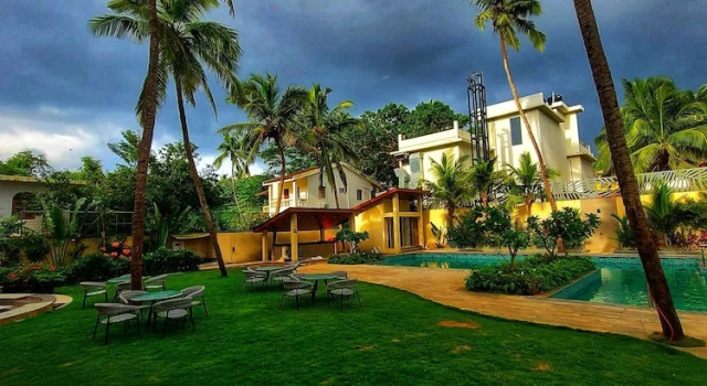 Двухместный номер Standard с балконом и с видом на бассейн Holiday Inn Goa Candolim
