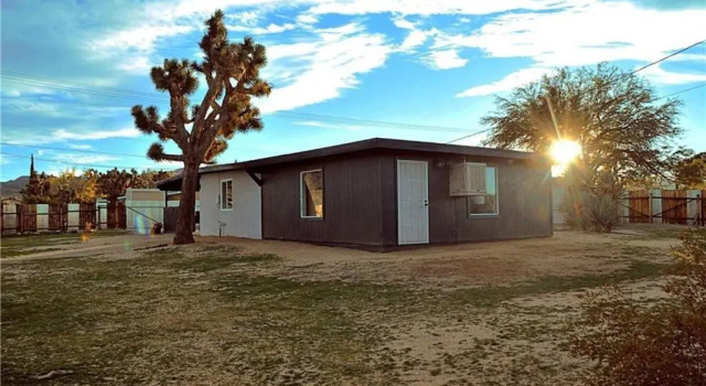 Desert Serenity in Yucca/Joshua Tree w/AC & Fire pit, Забронировать Отель Отели Юкка-Вэлли с парковкой, Парковка