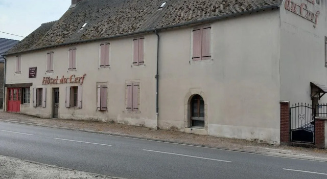 Hôtel du Cerf, Rezerwuj Hotel Hotele w Cher z parkingiem, Parking