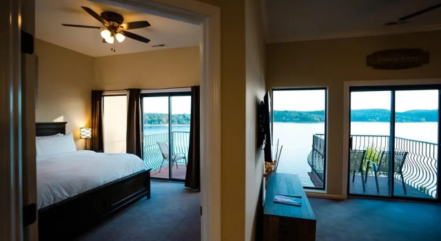2 Bedroom Lake View Villa - Unit 209, Varaa Villa Ridgedale Ozark