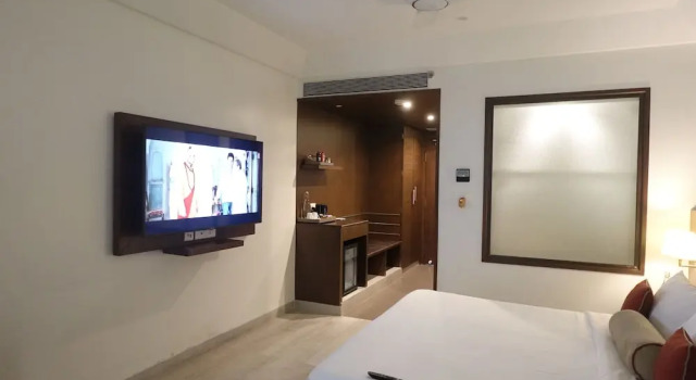 Двухместный номер Deluxe с балконом и с видом на бассейн Sobit Sarovar Portico