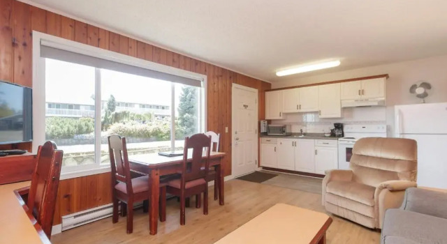 Люкс The Cedarwood Inn & Suites