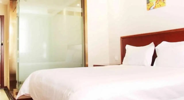 Двухместный номер Standard GreenTree Inn Qingdao Development District SDUST Express Hotel