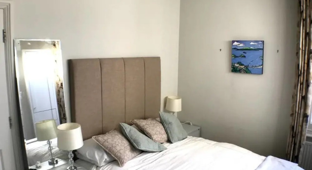 Beautiful 2 Bed 2 Bath House For 4 Guests, Забронировать Дом для отпуска Коттеджи Лондона, рядом с Пивоварня Fuller’s Griffin, Коттедж