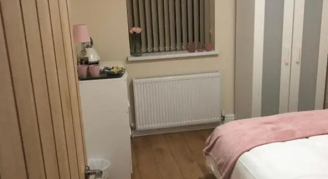 BIG ROOM rusholme WITH TV AND PRIVATE BATHROOM-parking&wifi, Забронировать Отель Отели Манчестера с парковкой, Парковка