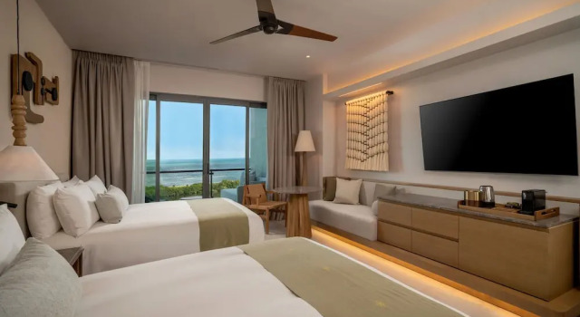 Четырёхместный номер Standard с балконом и oceanfront Grand Hyatt Cancun Beach Resort