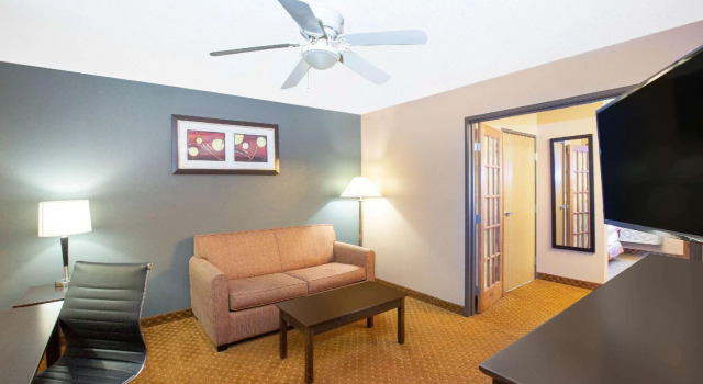 Двухместный люкс c 1 комнатой AmericInn by Wyndham Coralville