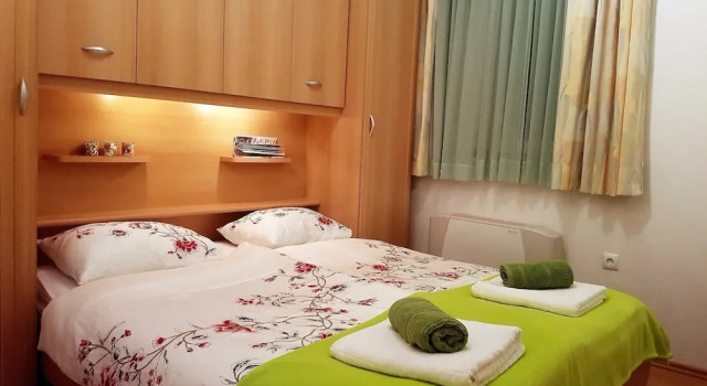 Comfortable Apartment With Coverd Balcony and Sea View, Near the Beach, Забронировать Апартаменты/квартира Петрчане Задарская жупания, рядом с Пляж Радман