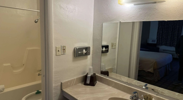 Четырёхместный номер Standard Americas Best Value Inn Wendover