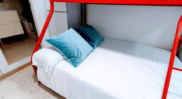 Hostal Estudios, Забронировать Отель Бадалона Costa de Barcelona, рядом с Муниципальный дворец спорта Бадалоны