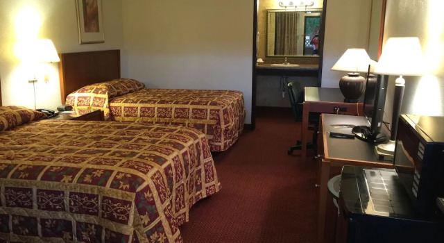 Четырёхместный номер Standard Regency Inn & Suites