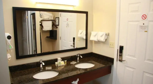 Люкс Budget Host Inn & Suites