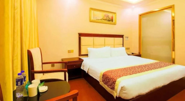 Dongming Hotel Shenzhen Pingzhou Branch, Забронировать Отель Отели Шэньчжэнь с парковкой, Парковка