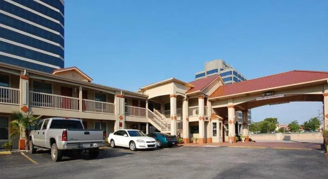 Кровать в общем номере Quality Inn & Suites Dallas-Cityplace