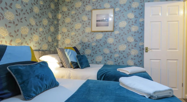 Коттедж Business с 4 комнатами Tudors eSuites Four Bedroom House
