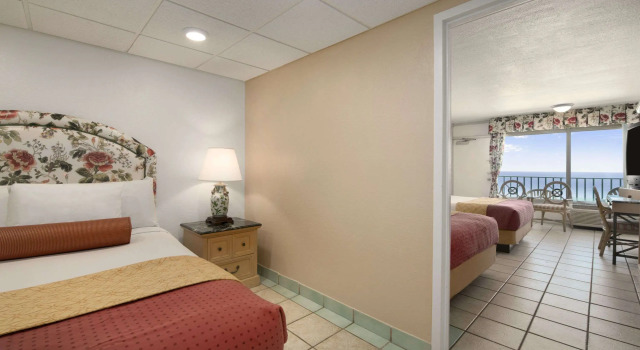 Days Inn by Wyndham Panama City Beach Beachfront Resort, Забронировать Курортный отель Панама-Сити Панхэндл Флорида