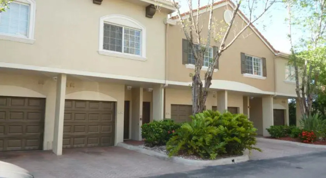 Weston Townhouse Patio and Resort Style Amenities, Book Resort Weston Fort Lauderdale West