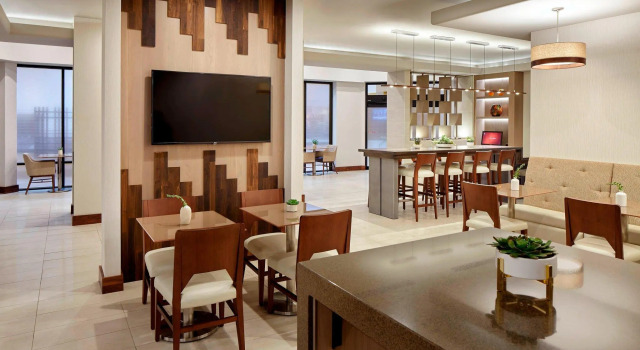 Четырёхместный клубный номер Standard Marriott DFW Airport South