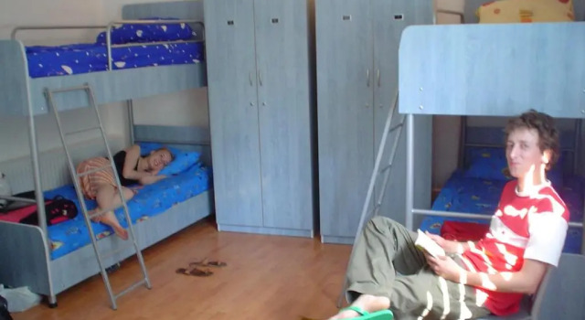 Кровать в общем номере Rolling Stone Hostel