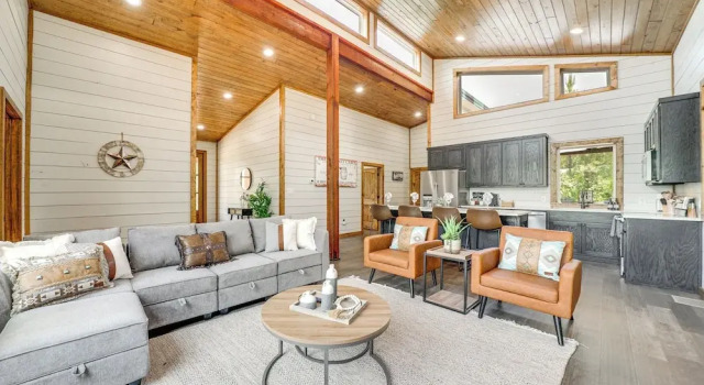 Коттедж Luxe Broken Bow Home w/ Hot Tub & Fire Pit!