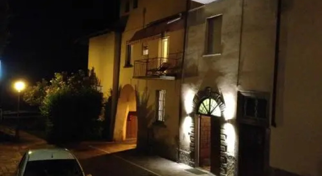 Historic house by the lake La Renée Casa Vacanza, Book Apartment Hotels in Predore with Parking, Parking