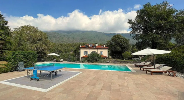 Коттедж The comfortable house with big pool in the center of Mergozzo