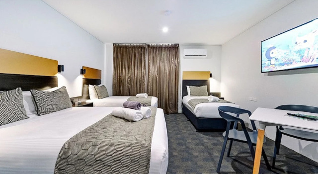 Четырёхместный семейный номер Standard CBD Motor Inn