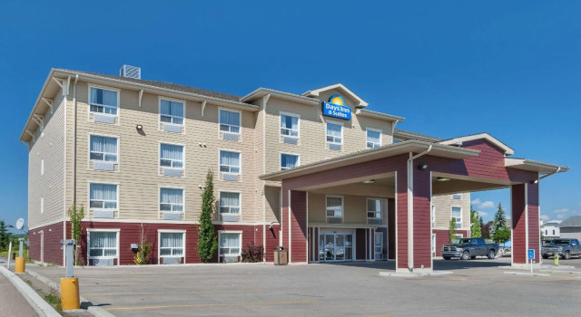 Четырёхместный номер Standard Days Inn & Suites by Wyndham Cochrane